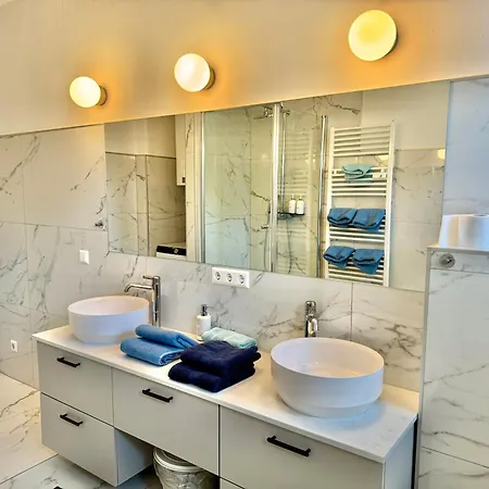 Lejlighed Stylish Premium With Balcony & Ac *
